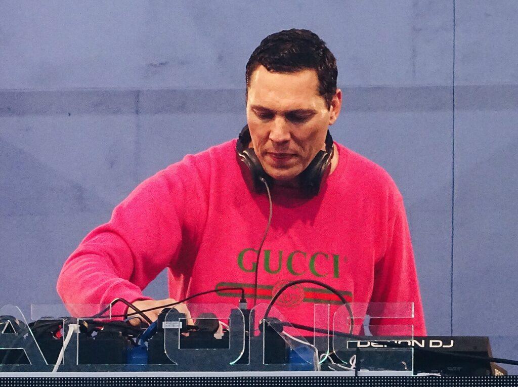 dj-tiesto-credit-julia-keiser-CC-BY-SA-4.0-wikimedia-commons-1024x765.jpg