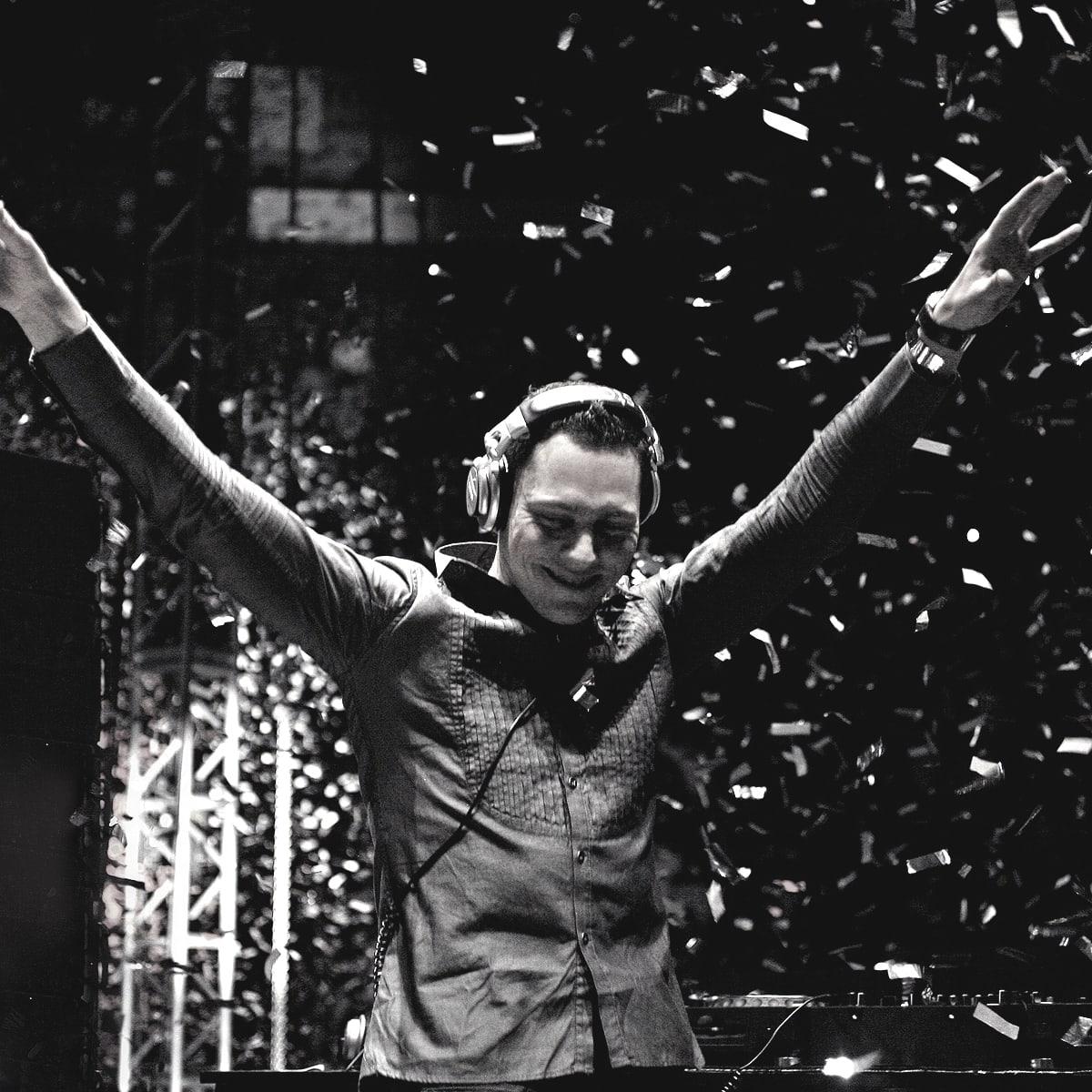 tiesto-hd-tiesto-wallpaper-black-and-white-arms-raised-live.jpg