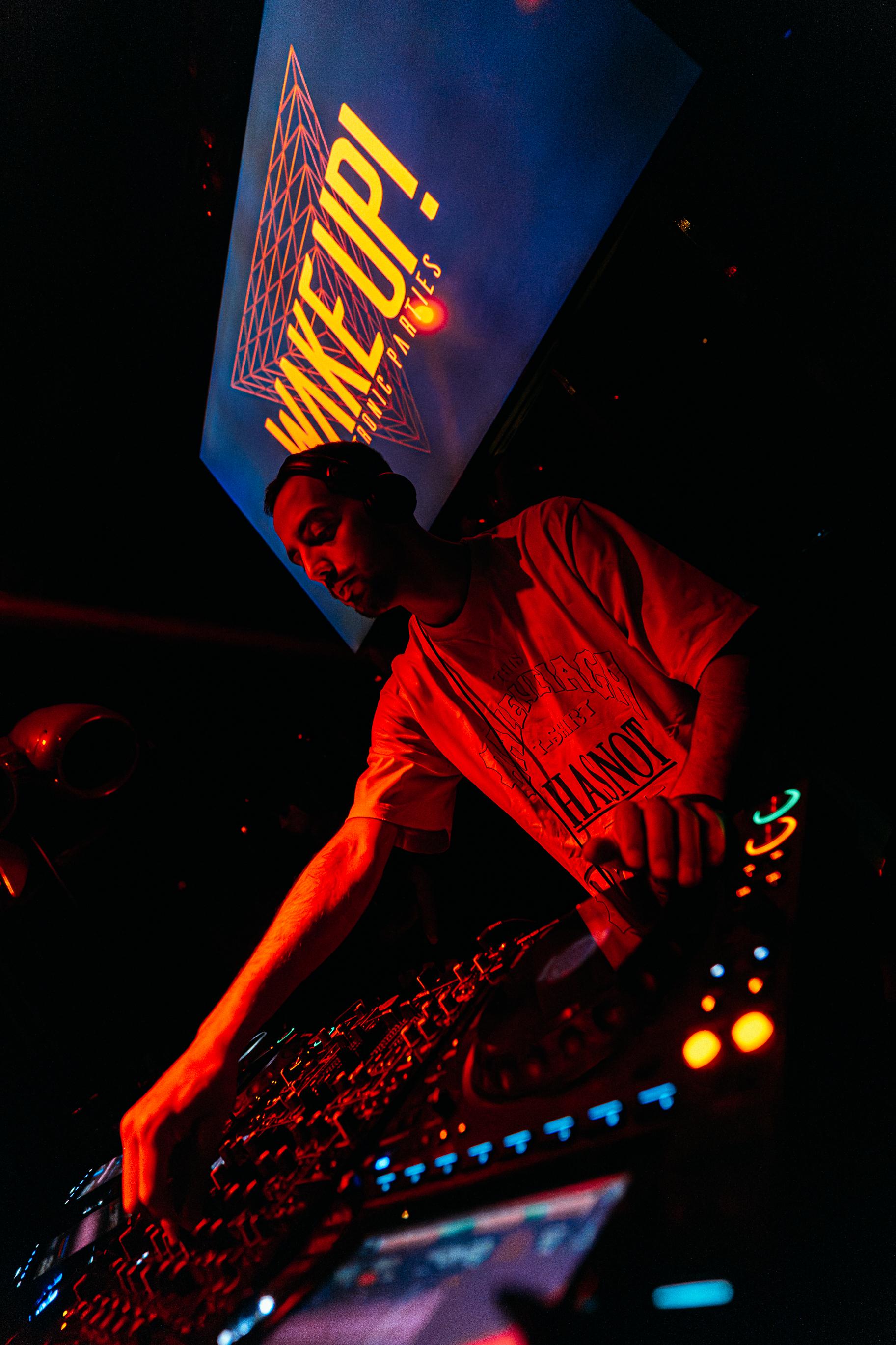 Manu M @ Wake Up, Sala Pelicano
